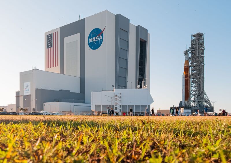 NASA withdraws from its massive rocket after failing to complete a test countdown