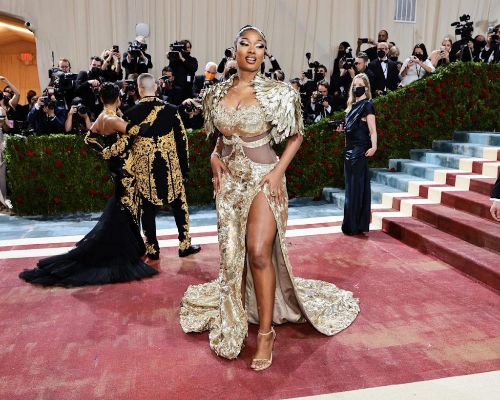 Megan Thee Stallion mengenakan gaun Moschino setinggi paha di Met Gala 2022 2022