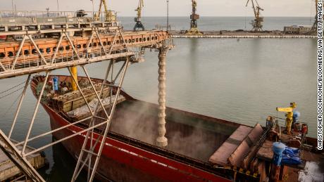 Kapal kargo umum Medusa S memuat gandum, menuju Turki, di terminal gandum UkrTransAgro LLC di Pelabuhan Mariupol di Mariupol, Ukraina, Kamis, 13 Januari 2022.  