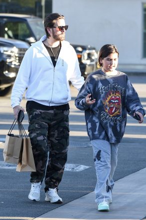 MALIBU, CA - *EKSKLUSIF* - Scott Disick mengajak putranya, Mason, berbelanja James Pearce di Malibu Cross Creek Mall yang ikonis.  Foto: Scott Disick, Mason Disick Backgrid USA 12 Maret 2022 USA: +1 310798 9111 / usasales@backgrid.com UK: +44208344 2007 / uksales@backgrid.com *Pelanggan UK - Gambar yang mengandung Anak-anak, tolong potong muka sebelum ini pos *