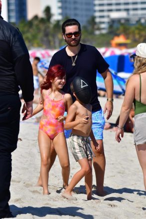 Miami, Florida - Scott Disick adalah ayah yang bahagia saat kami menjemput sang bintang menghabiskan waktu bersama ketiga anaknya Penelope, Mason, dan Wren di Miami.  Scott berlayar di air bersama putrinya Penelope dan putranya yang lebih muda Rain (yang memakai topeng permainan Squid) sementara Mason bersantai di kursi pantai.  Foto: Scott Disick, Penelope Disick, Rain Disick Backgrid USA 22 Feb 2022 AS: +1 310798 9111 / usasales@backgrid.com UK: +44208344 2007 / uksales@backgrid.com *Pelanggan Inggris - Gambar yang Mengandung Anak-anak Harap Pixelate Wajah Sebelumnya Posting *