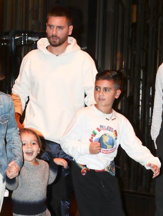 Scott Disick terlihat meninggalkan hotelnya bersama anak-anak Mason, Penelope Wren di New York, NY, Foto: Ryan Disick, Scott Disick, Mason Disick Referensi: SPL5028851 280918 Non-eksklusif, Foto oleh: SplashNews.com Berita & Gambar Splash Los Angeles: 310 -821 -2666 New York: 212-619-2666: London: 0207764 7656 Milan: 02 4399 8577photodesk@splashnews.com Hak Dunia