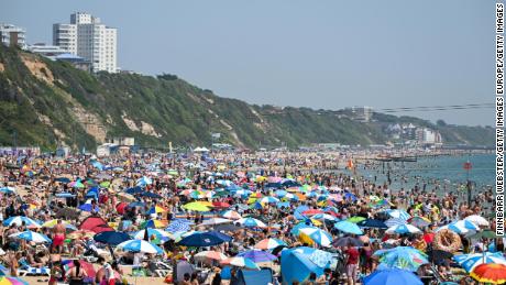 Pantai yang ramai di Bournemouth pada 17 Juni saat Inggris terkena suhu yang terik. 