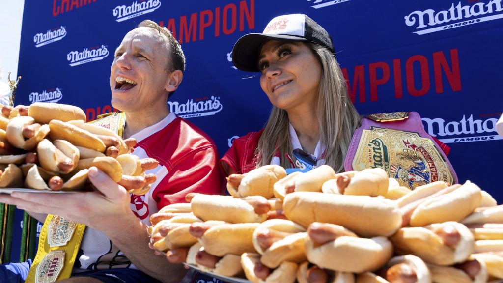 Pemenang Nathan’s Hot Dog Eating Contest 2022 adalah Joey Chestnut dan Mickey Sudou: NPR