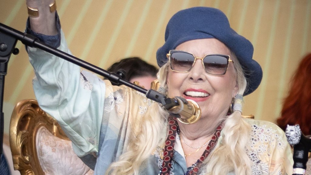 Joni Mitchell mempersembahkan pertunjukan kejutan yang langka di Festival Rakyat Newport: Tonton