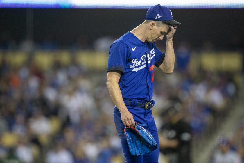 Pitcher Dodgers Walker Buehler keluar dari lapangan setelah merasa lega di inning ketiga.