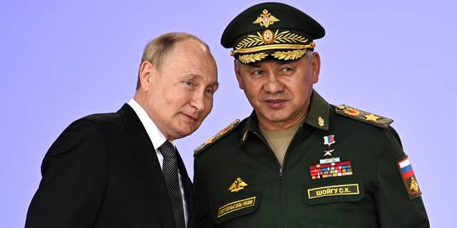 Presiden Rusia Vladimir Putin, kiri, berjanji untuk meningkatkan kerja sama militer Rusia dengan sekutunya selama Forum Militer dan Teknis Internasional 2022 di Patriot Park, di luar Moskow, Rusia, pada 15 Agustus 2022.