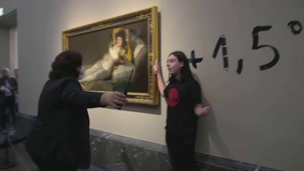 Aktivis iklim menempelkan tangan mereka pada lukisan Goya di Museum Prado di Spanyol