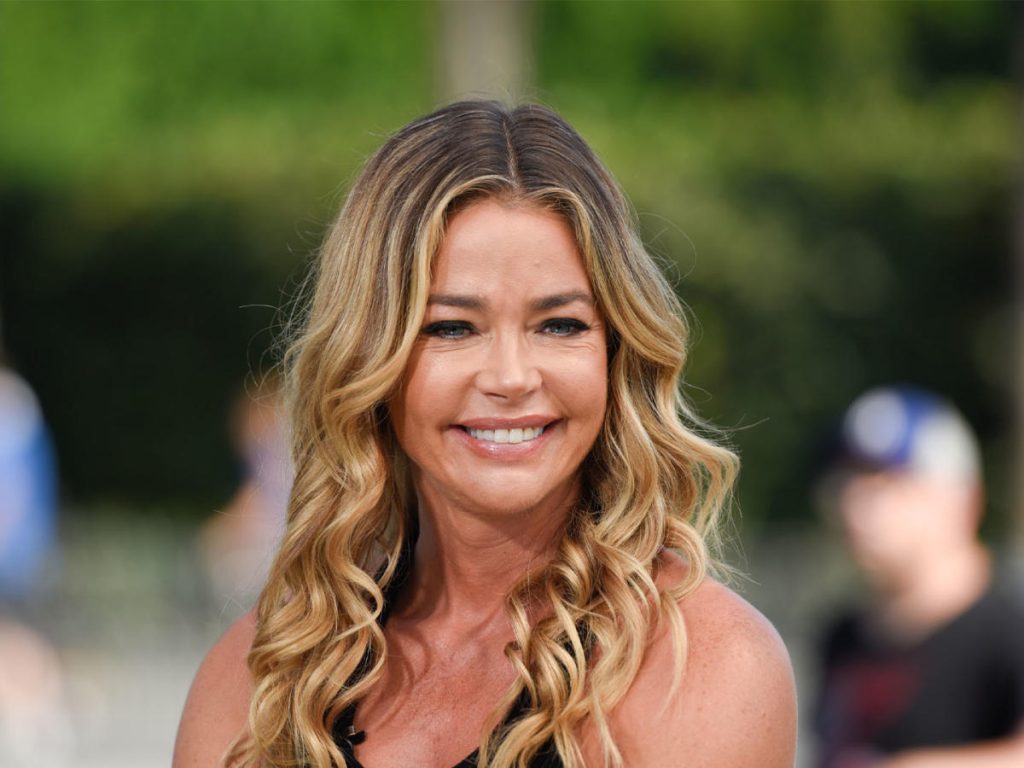 Denise Richards tahu persis bagaimana menggairahkan penggemarnya dengan pakaian renang yang berbahaya, tipis, dan nyaris tidak ada